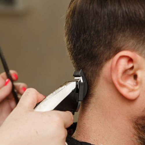 man haar scheren met tondeuse kapster rode nagelak